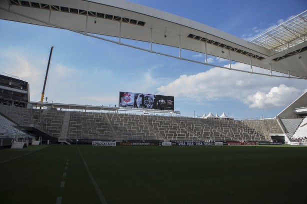 Corinthians confirmou queda de parte do teto, mas disse que incidente no preocupa