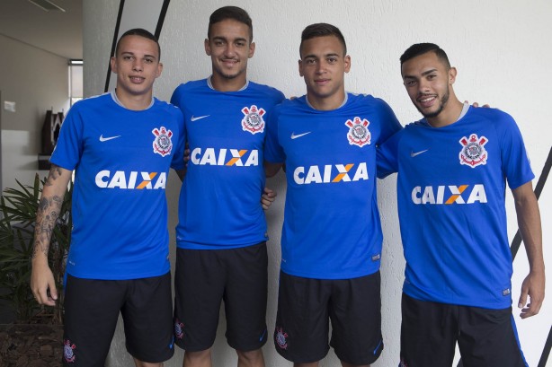 Boa sorte! - Gabriel Vasconcelos, Mathes Pereira, Maycon e Claudinho treinaram com o elenco profissional. Aproveita, Tite!