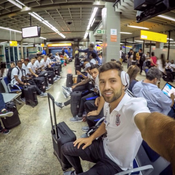 Boa viagem! - Com Felipe de fotgrafo, jogadores j embarcaram para a Flrida. Go, Corinthians!