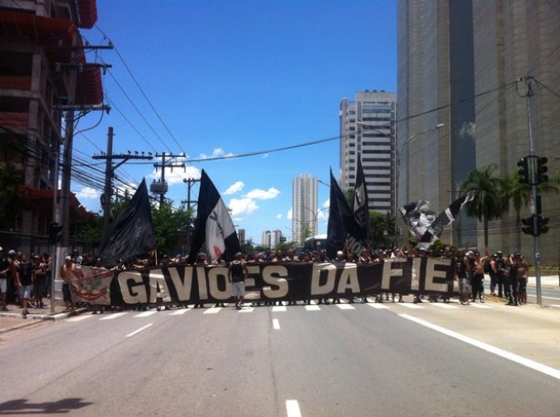 Gavies da Fiel realizou protesto na frente da FPF