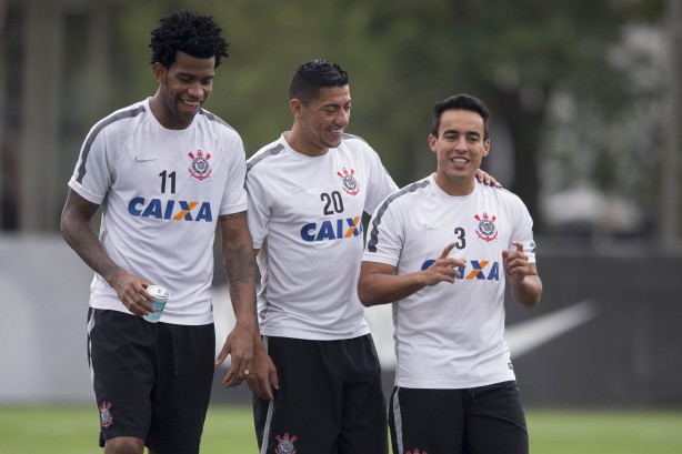 Destaques do Corinthians na conquista do Brasileiro de 2015, Gil, Ralf e Jadson chamaram a ateno do futebol chins