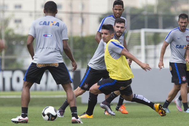 Guilherme (ao centro)  o quinto reforo do Corinthians para a temporada