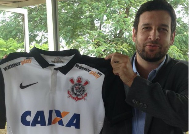 Gustavo Herbetta, do marketing alvinero, mostra a camisa do Corinthians