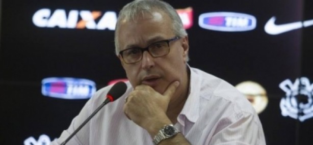 O presidente Roberto de Andrade falou sobre a sada de jogadores, em coletiva no CT