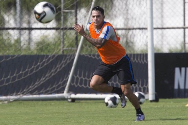 Apresentado nesta sexta-feira, Giovanni Augusto j treinava no Corinthians