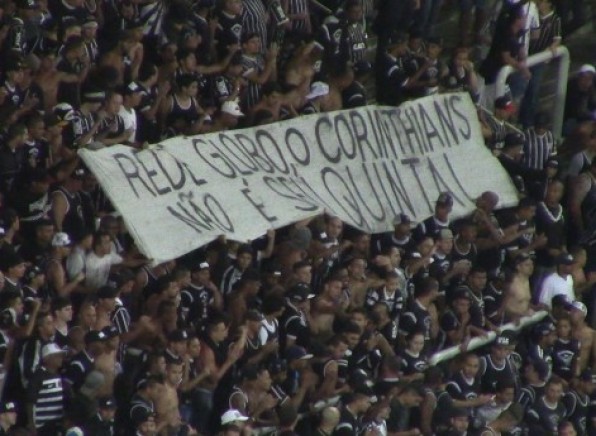 Torcida do Corinthians estendeu faixas de protesto contra a Rede Globo nos ltimos jogos