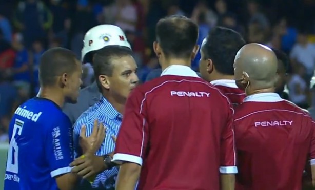 Paulo Roberto Santos foi reclamar com o rbitro aps fim da partida