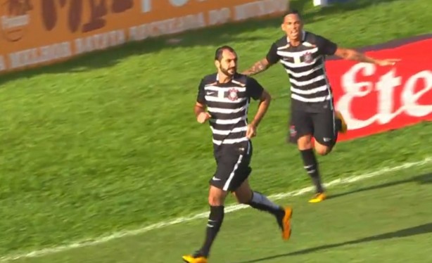 Danilo fez o segundo gol da partida, o 32 dele com a camisa do Corinthians