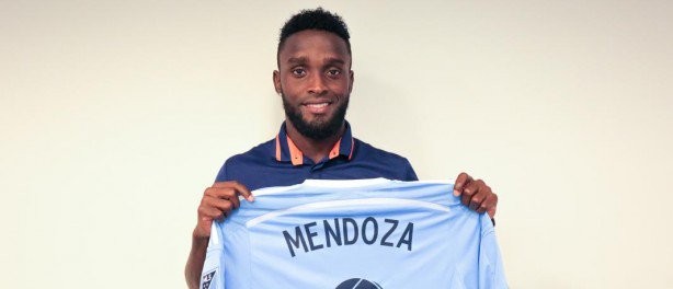 Mendoza j exibe camisa do seu novo clube, o New York City