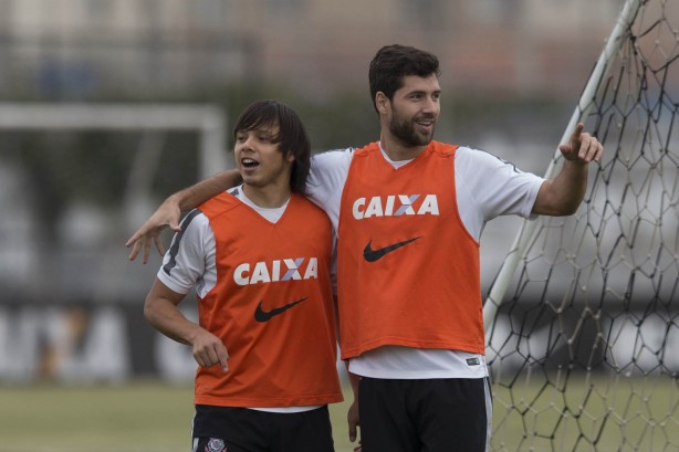 Mesmo com Felipe ( dir.) pelo time brasileiro, Romero vai torcer por vitria do Paraguai