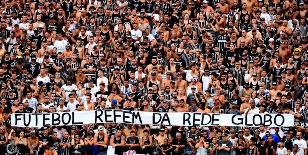 Torcida do Corinthians vem protestando contra Globo