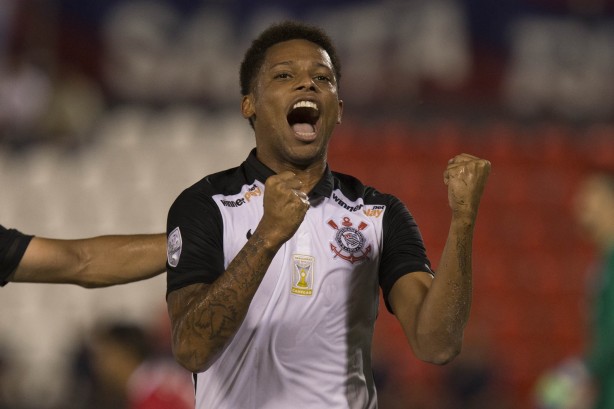 Contratado no incio desta temporada, Andr comemora um dos seus dois gols pelo Corinthians