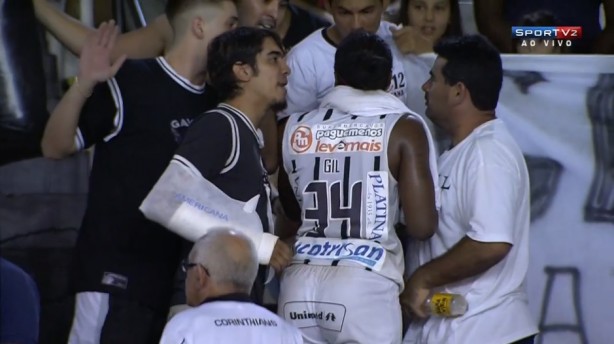 Jogadoras do Corinthians foram  arquibancada conversar com organizadas