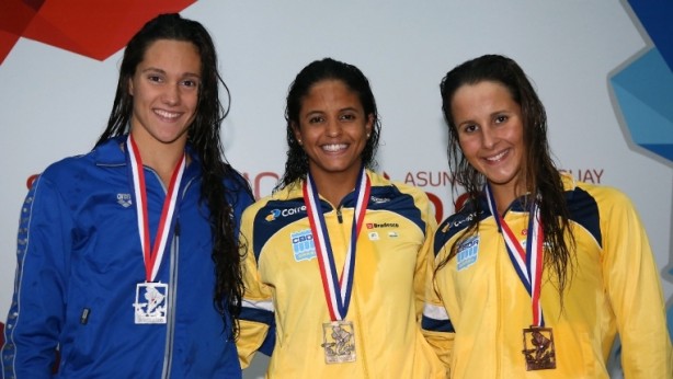 Natalia de Luccas ( dir.) foi bronze nos 100m costas no Sul-Americano
