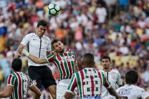 Balbuena subiu mais alto do que todo mundo para marcar o gol do Corinthians