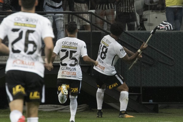 Kazim marcou o nico gol da vitria do Corinthians sobre o Ava