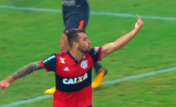 Felipe Vizeu fazendo gesto obsceno para companheiro aps marcar gol