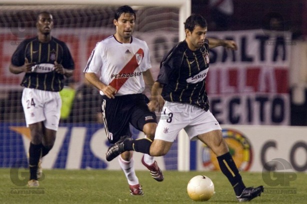 Jogador do Corinthians, Mascherano foi expulso diante do ex-clube na Libertadores de 2006
