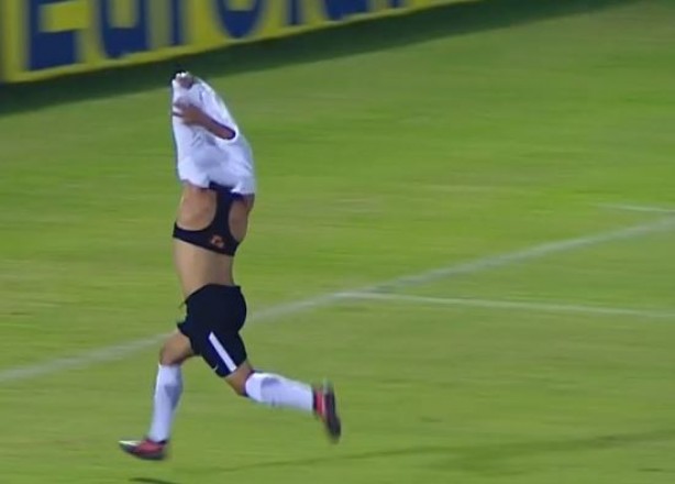 Ramonzinho tirou at a camiseta na comemorao do gol salvador do Corinthians