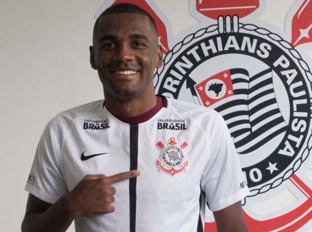 Marllon j posou para foto com a camisa do Corinthians