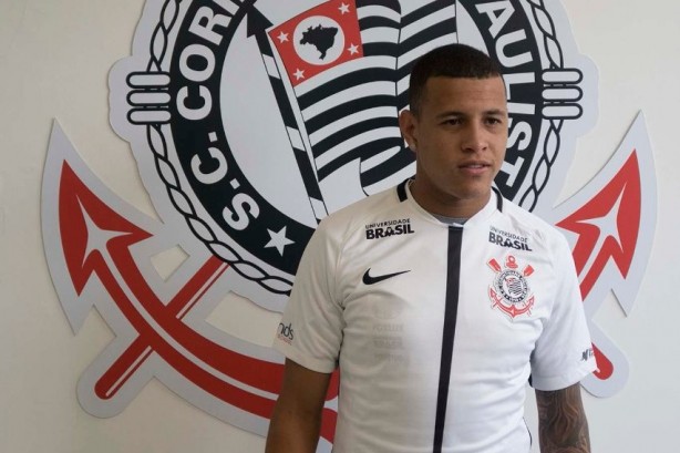 O lateral-esquerdo Sidcley assinou com o Corinthians nesta sexta-feira