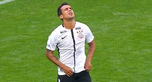 Jadson errou a cobrana do primeiro pnalti do Corinthians diante do Palmeiras