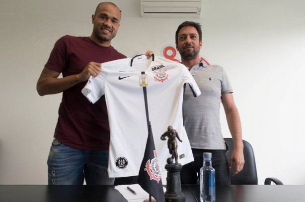 Centroavante assinou com o Corinthians nesta sexta-feira