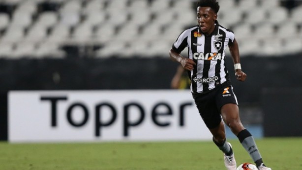 Moiss ganhou vaga de titular absoluto na lateral-esquerda do Botafogo