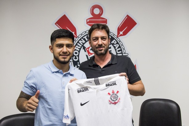 Atacante foi anunciado nesta segunda-feira oficialmente pelo Corinthians