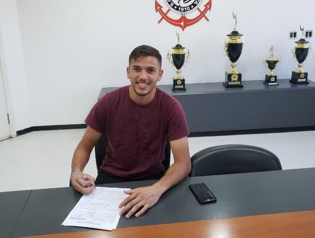 Joo Celeri assinou contrato com o Corinthians