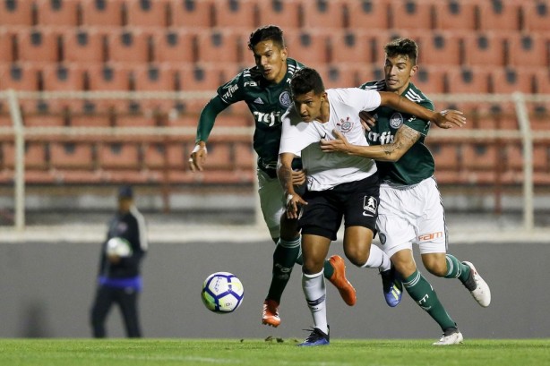 Matheus Matias foi titular em clssico contra o Palmeiras pelo Sub-20