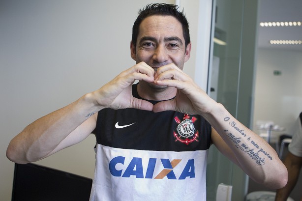 Zagueiro Chico em 2013, durante ao do Corinthians voltada ao Valentine's Day
