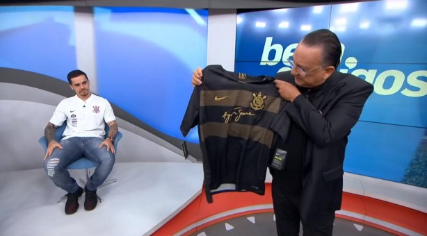 Galvo Bueno recebeu camisa do Corinthians no programa desta segunda-feira