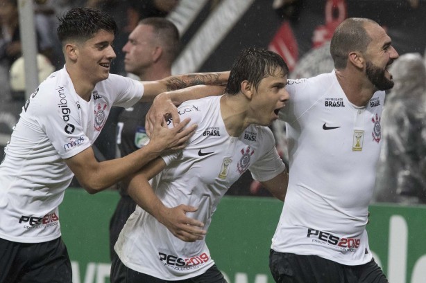 Danilo garantiu trs pontos importantes para o Corinthians na noite deste sbado