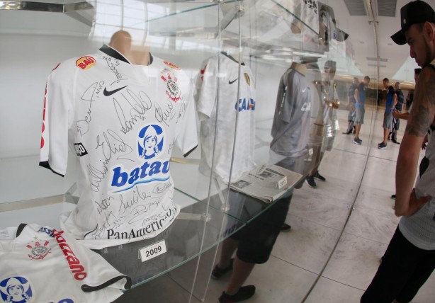 A camisa usada por Ronaldo, em 2009,  uma das que esto disponveis na nova exposio da Arena Corinthians