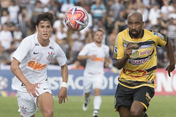 Mateus Vital disputa bola com defensor do Novorizontino; Timo agora foca na Copa Sul-Americana