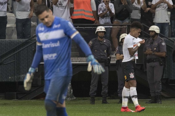 Jnior Urso comemora terceiro gol do Corinthians diante do Avenida; o primeiro dele pelo clube
