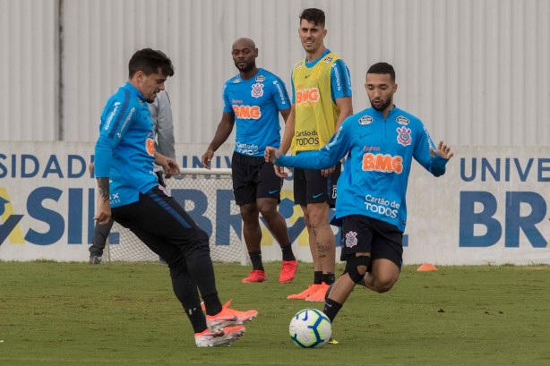 Titulares do Corinthians fizeram leve treino com bola num campo mais afastado da imprensa