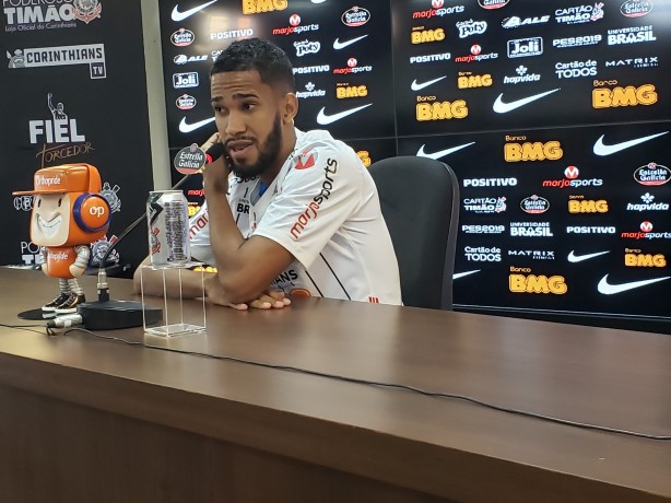 Everaldo, de 24 anos, foi apresentado pelo Corinthians no incio da tarde desta sexta-feira e concedeu primeira entrevista coletiva