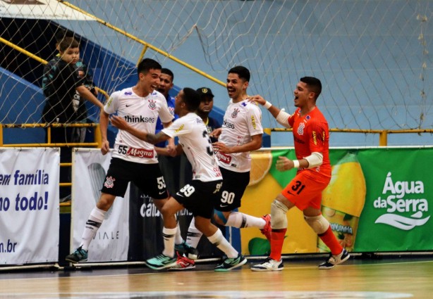 Corinthians vence Carlos Barbosa por 7 a 2 e conquista Copa do Mundo Sub-20