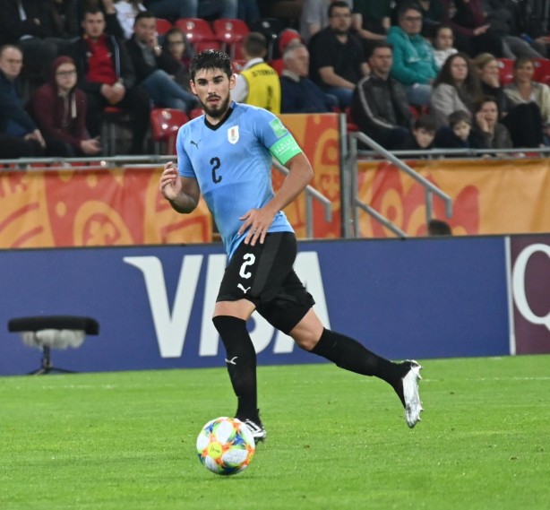 Zagueiro do Corinthians foi capito em vitria do Uruguai na estreia da Copa do Mundo