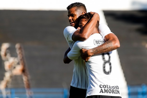 Ruan comemora o primeiro gol do Corinthians contra a Chapecoense