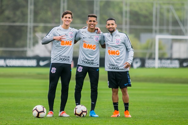 Vital, Pedrinho e Clayson durante treino do Corinthians no CT Joaquim Grava