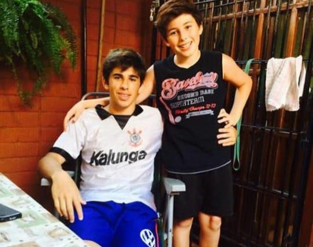 A famlia de Mndez guarda a camisa do Corinthians que o jogador tem desde pequeno