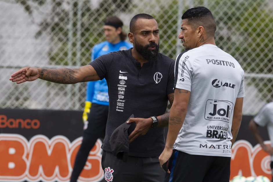 Coelho orientando Ralf durante treino de sada de bola desta tera-feira no CT do Corinthians