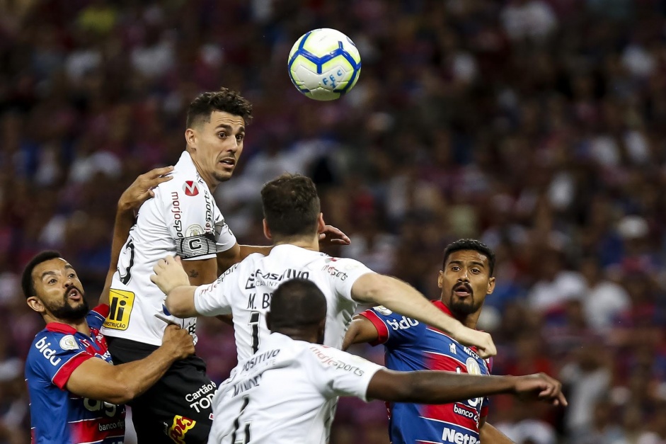 Corinthians e Fortaleza se enfrentaro em uma quarta-feira