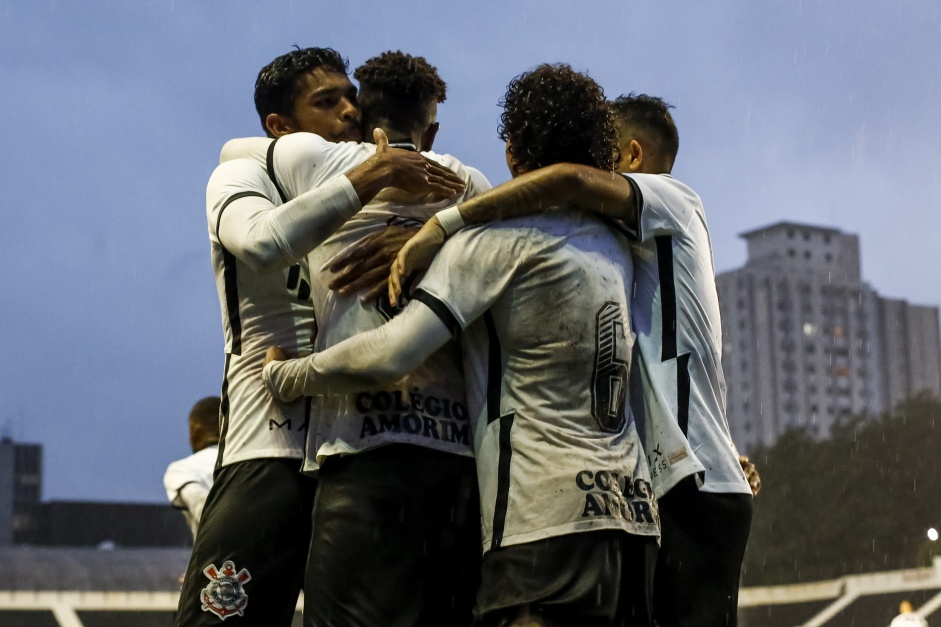 Corinthians  lder no Brasileiro da categoria e joga o Paulista com time alternativo
