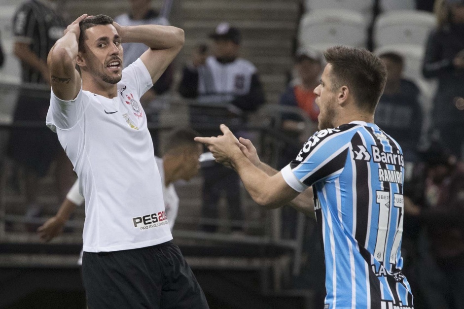 Avelar quase marcou golao pelo Corinthians aps chapu em Ramiro, em 2018