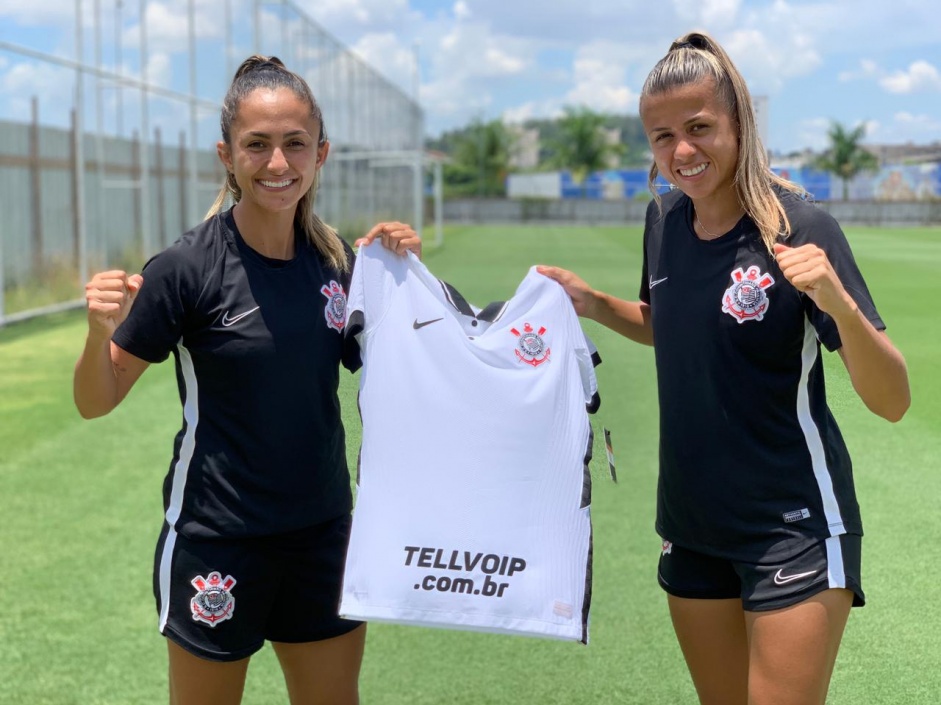 Diany e Giovanna Campiolo mostram nova camisa da equipe com patrocnio da TellVoip