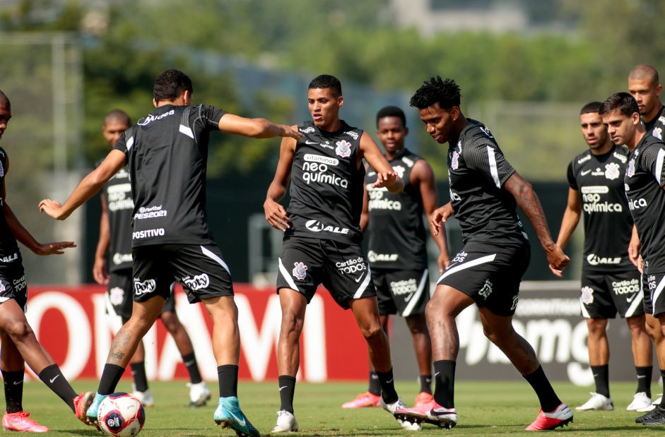 Elenco do Corinthians treinou no CT Joaquim Grava na manh desta sexta-feira